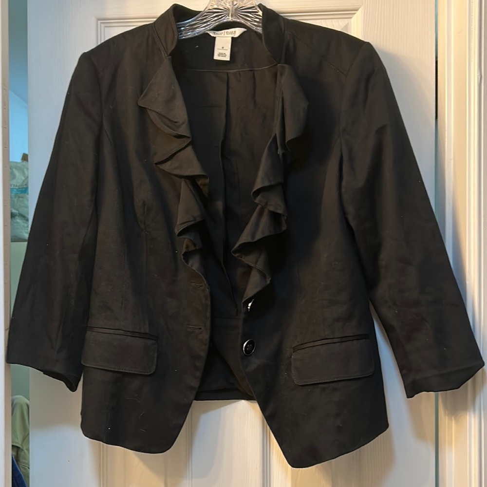 🌼3/$30🌼 WHBM Black Ruffle Blazer Size 8